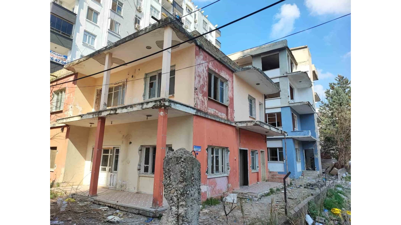 Yakılan metruk bina mahalleliyi tedirgin ediyor