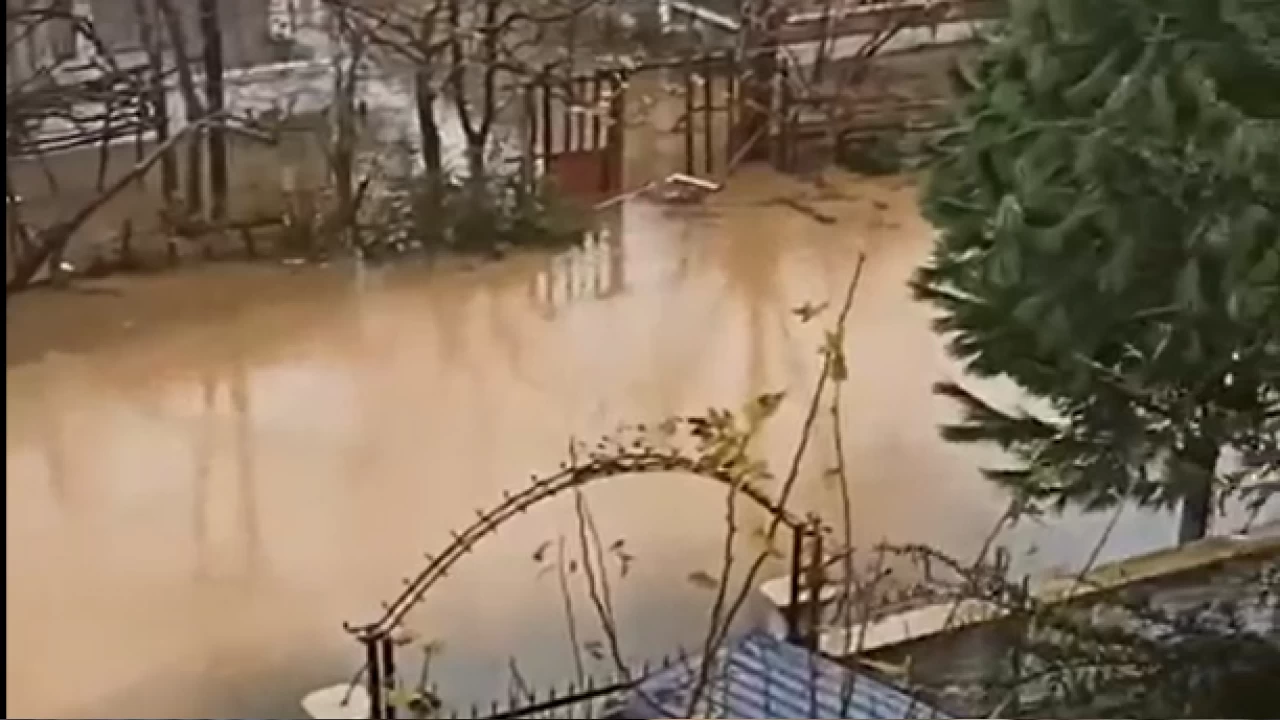 Yalova ��narc�k'ta dere ta�t�, evleri su bast�, mahsur kalan vatanda�� ekipler kurtard�