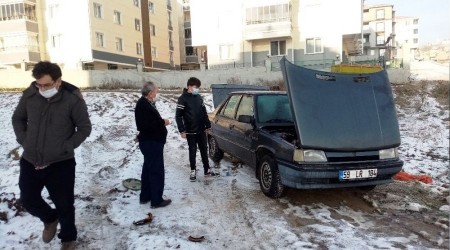 Yanan otomobilini kumla söndürdü