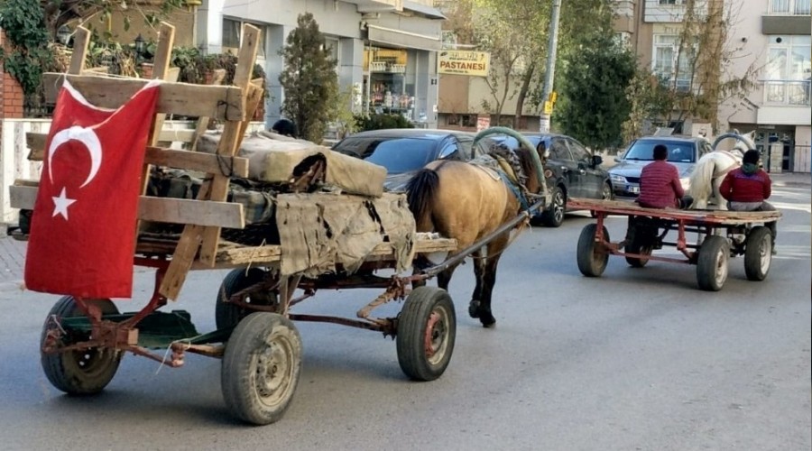 Çocukların şehir içinde dört nala yolculuğu