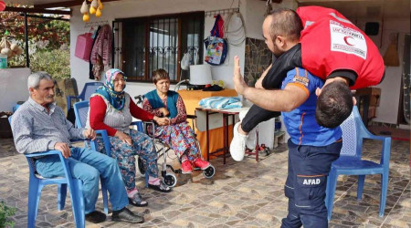 Yataa baml hastalarn yaknlarna acil durum eitimi