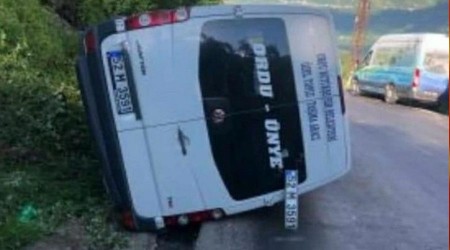 Yaylaya çıkan tur minibüsü devrildi: 15 yaralı