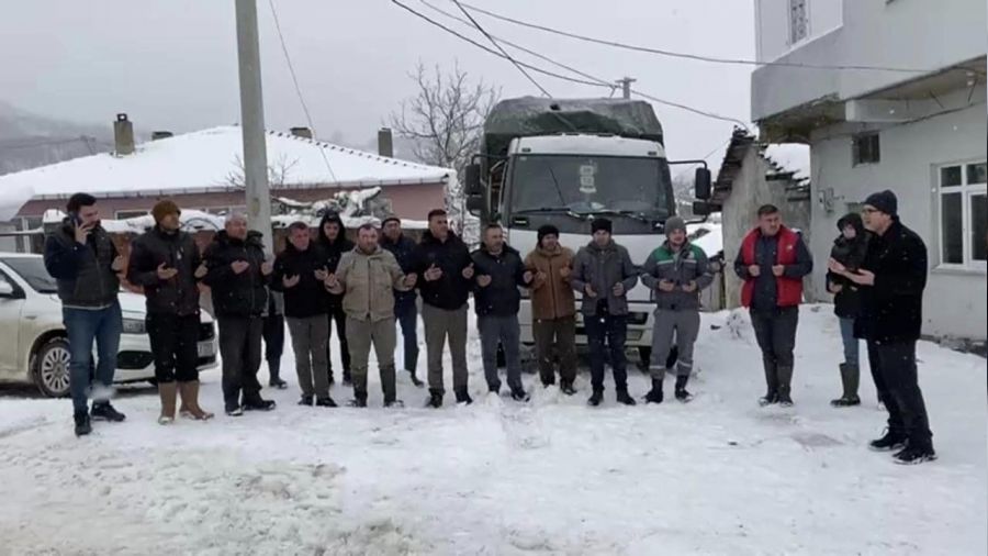 Yenice'den 3 kamyon odun yardımı deprem bölgesine gönderildi