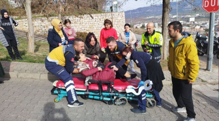 Yokuşta geri kayan minibüsten atlayan kadın yaralandı