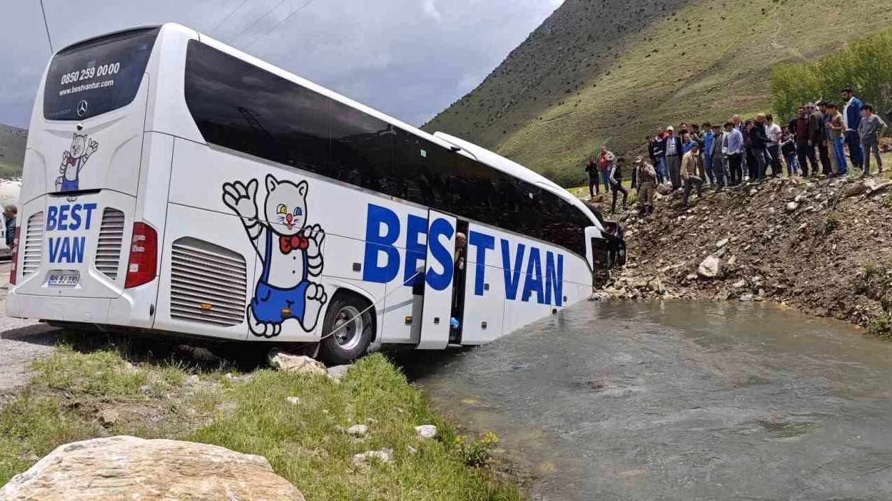 Yolcu otobüsü dereye yuvarlandı: 5 yaralı