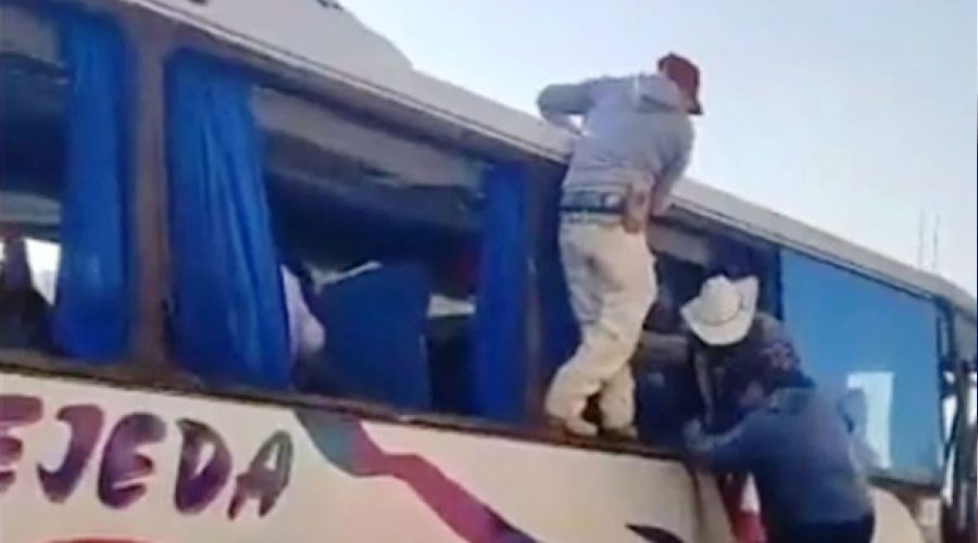 Yolcu otob�s� eve �arpt�: 19 �l�, 30 yaral�