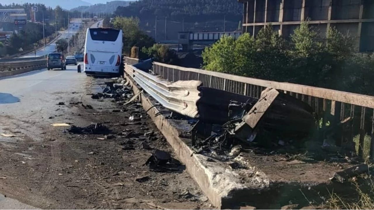 Yolcu otob�s� k�pr� bariyerlerine �arpt�: 1 yaral�