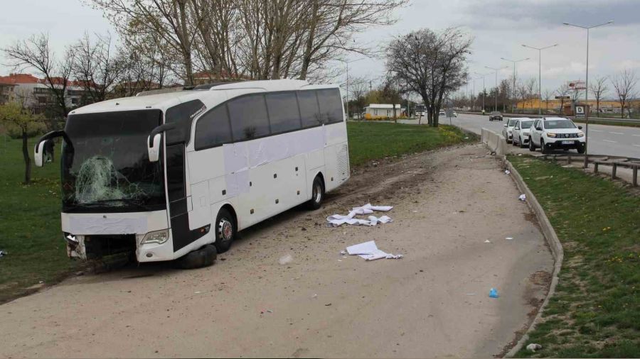 Yoldan ��kan yolcu otob�s�nde 17 ki�i yaraland�