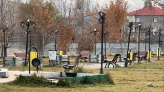 Yüksekova'da havalar soğudu, parklar boş kaldı