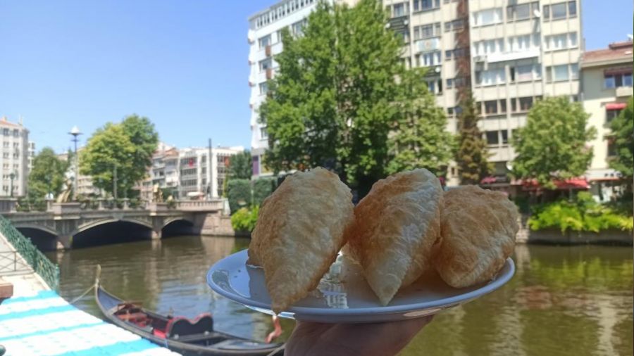 Yurt dışından gelenlerin gözdesi 'çibörek'