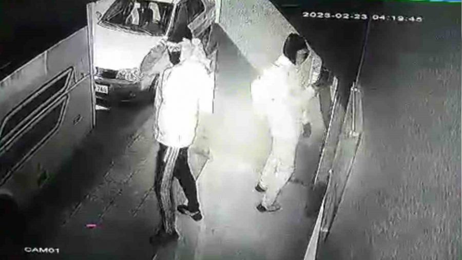 Y�z� kar maskeli ��phelilerin h�rs�zl�k giri�imi