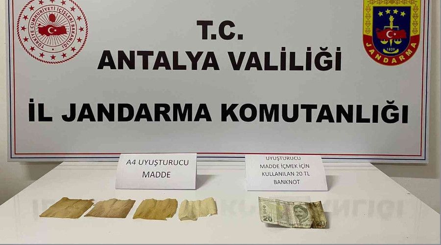 Yüzündeki maskeyle uyuşturucu taşırken yakalandı