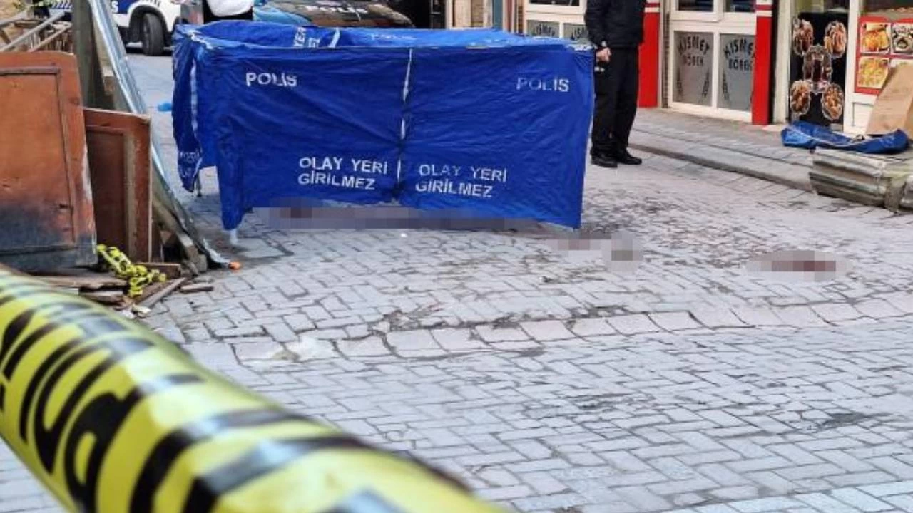 Zeytinburnu'nda vahşet: Arkadaşını başını baltayla kesip camdan attı