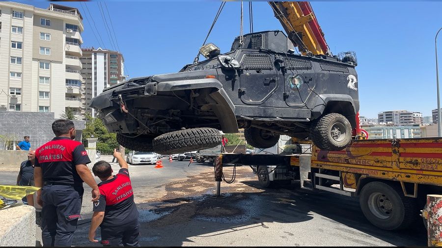Zırhlı polis aracı devrildi, 1 polis şehit oldu