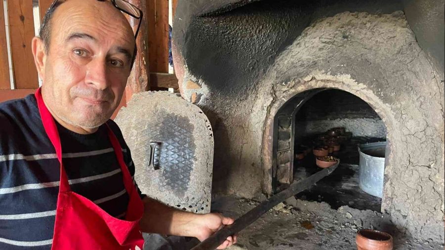 100 yıllık kaselerde 500 yıl öncesinin tarifiyle güveç yapıyorlar