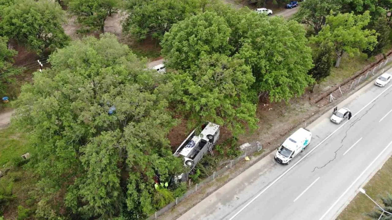 11 kişinin yaralandığı otobüs kazasının olay yeri havadan görüntülendi