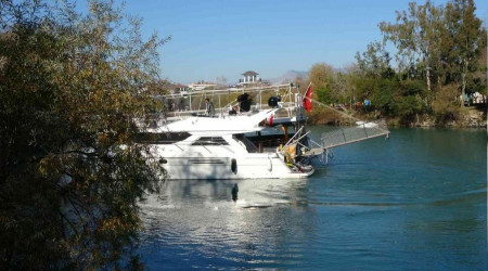 15 metrelik yatn suya batmamas iin byk mcadele verdiler