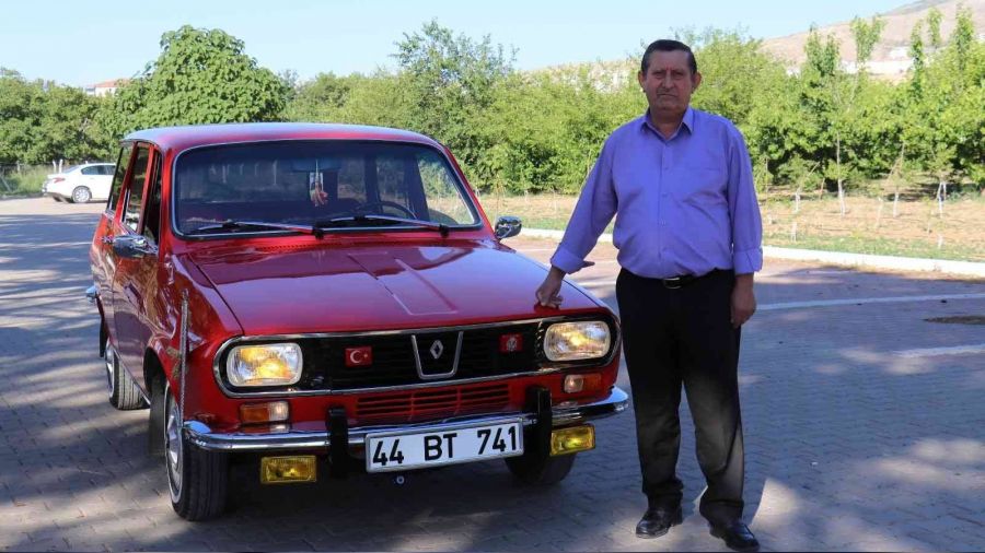 1975 model otomobiline çocuğu gibi bakıyor