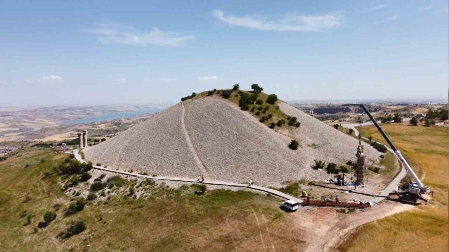 2 bin 43 yıllık 'tokalaşma' sütunu yeniden ayağa kaldırıldı