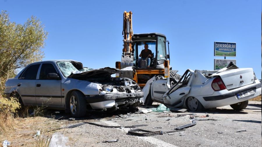 3 arac�n kar��t��� kazada 3 ki�i �ld�