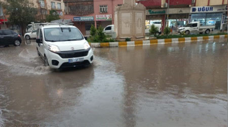 30 dakikada caddeler göle döndü
