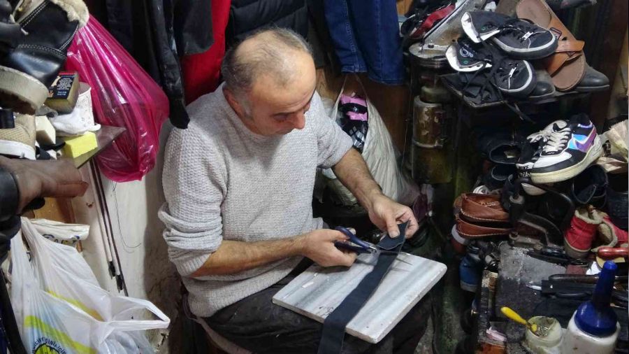30 yıldır 3 metrekarelik dükkanda çalışıyor