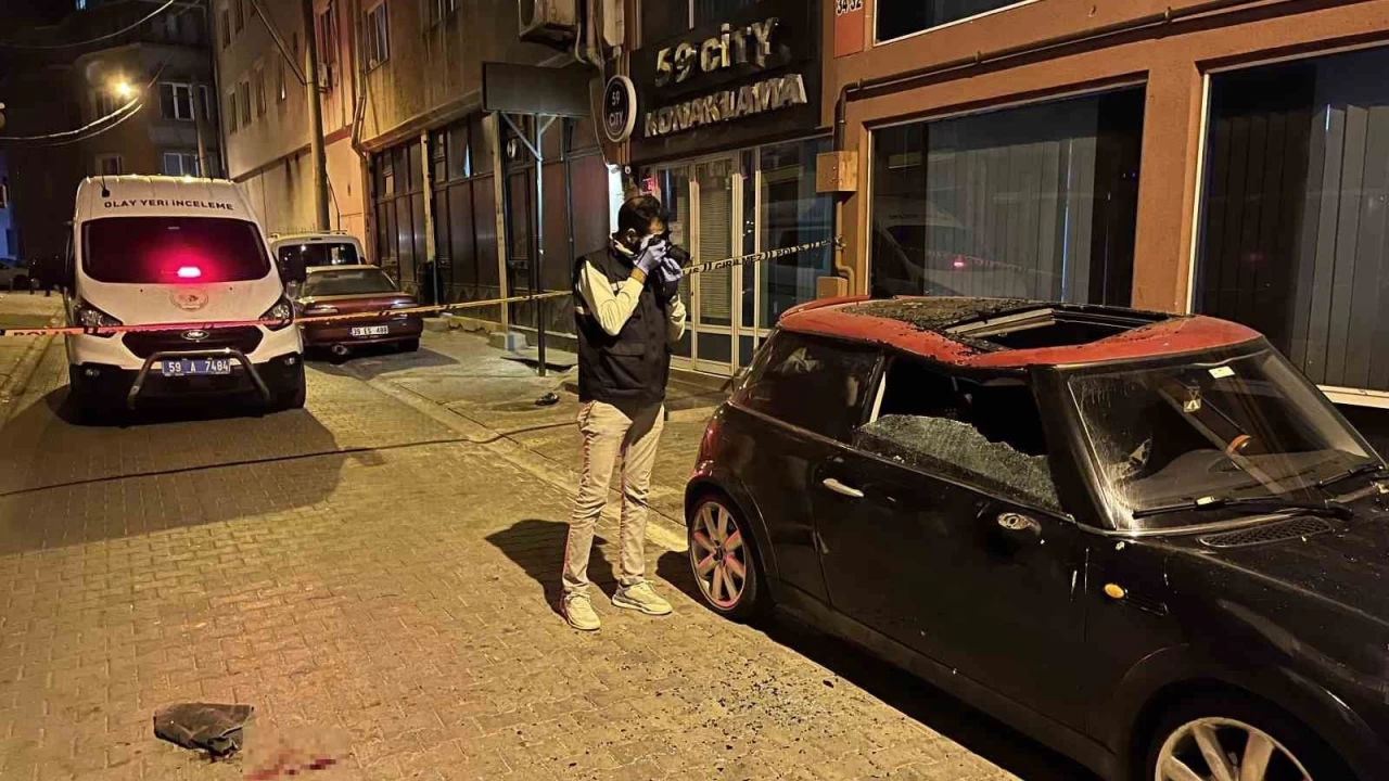5. kattan düşen genç adamı otomobil kurtardı