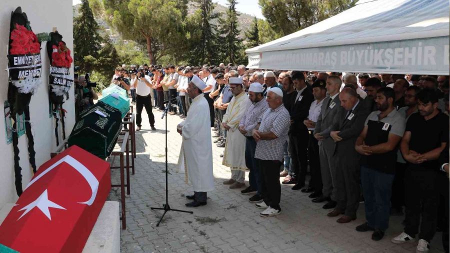 5 ki�ilik aile yan yana topra�a verildi