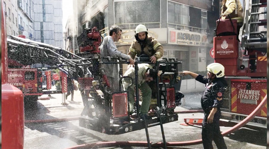 6 katl� bina alevlere teslim oldu