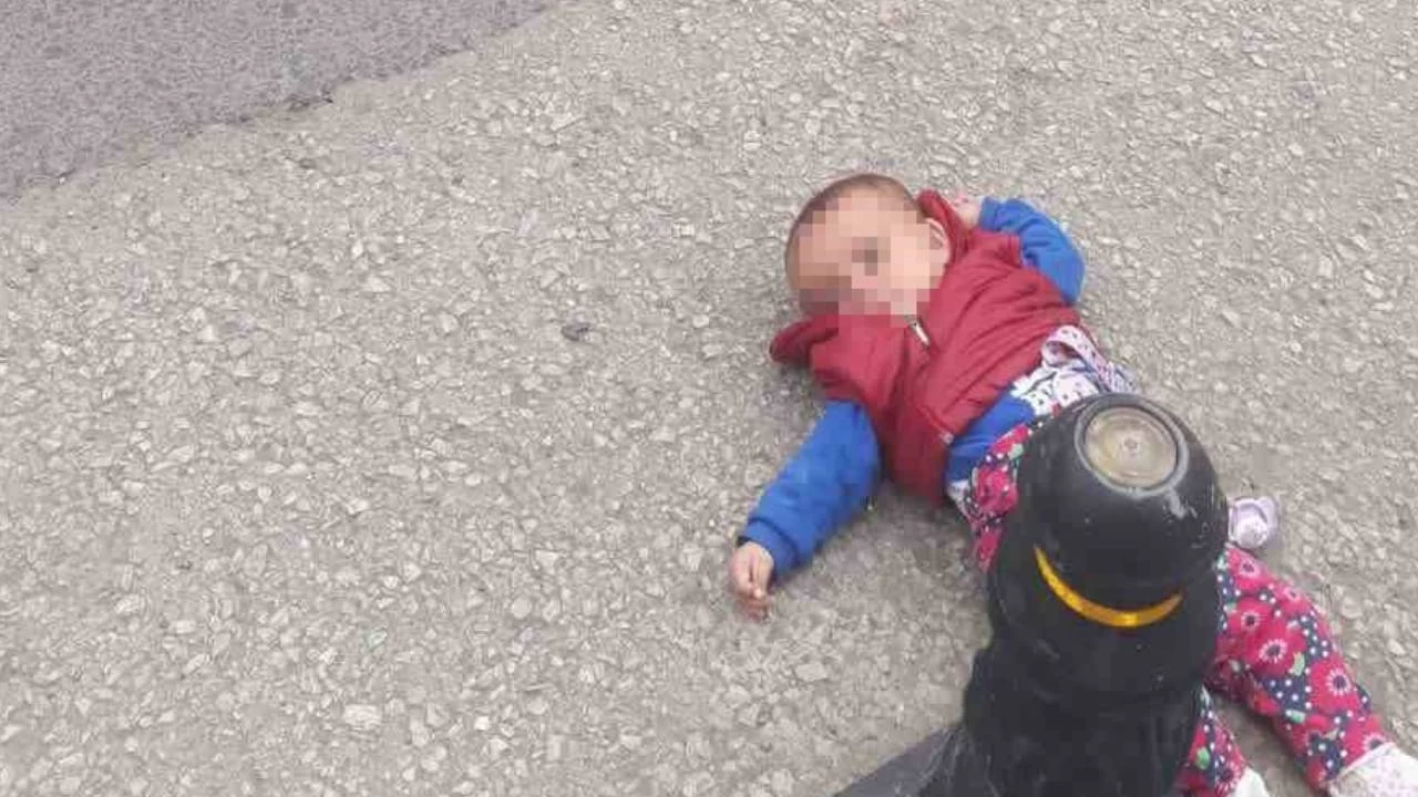7 aylık bebeğini yola bıraktı