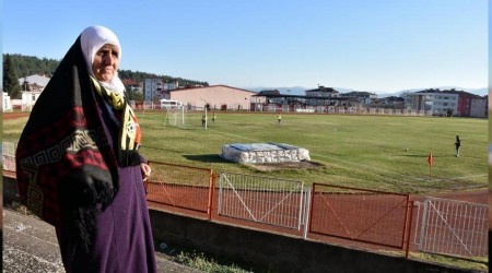 71 yaşındaki nine maç kaçırmıyor