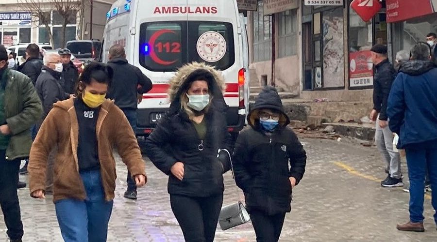 8 metre yüksekte ördüğü duvarla birlikte yere çakıldı