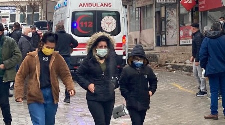8 metre yüksekte ördüğü duvarla birlikte yere çakıldı