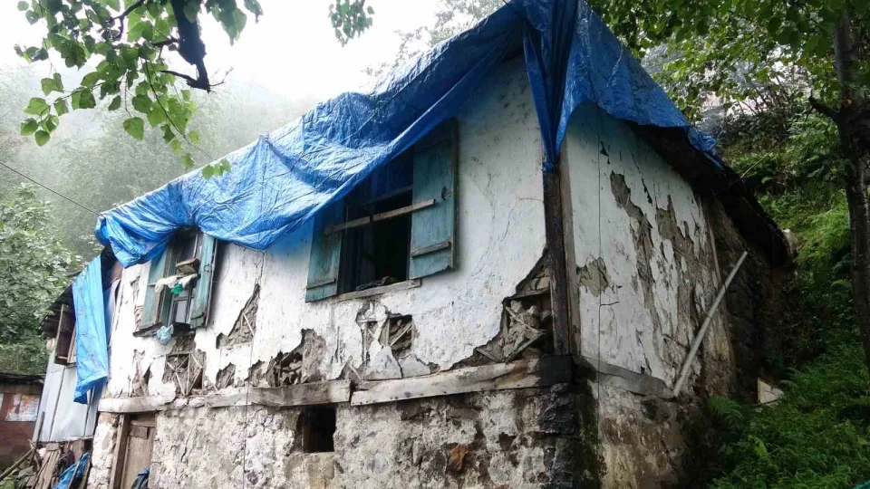 94'te şehit düşmüştü... Şehit ailesi harabe evden kurtuldu