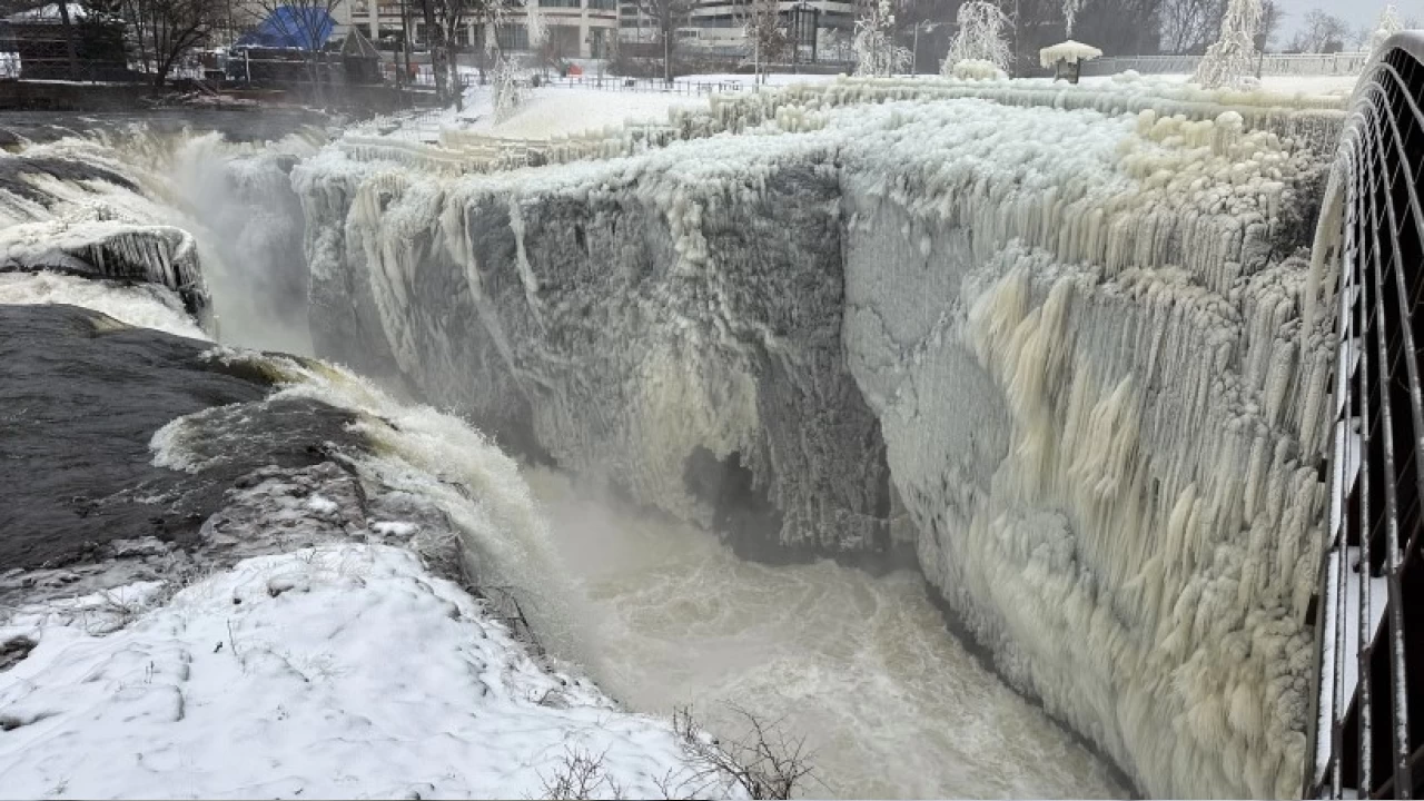 ABD'de �iddetli so�uklar nedeniyle Paterson B�y�k �elalesi k�smen dondu