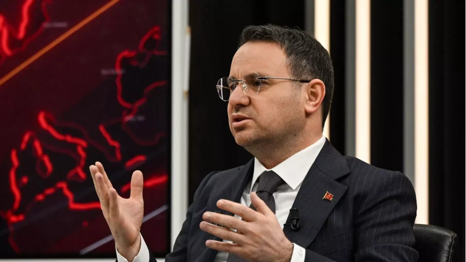 Adalet Bakanı Akın Gürlek süresiz nafaka konusunda "Hakimlerimiz tarafların sosyal ve ekonomik durumları, olaydaki kusurları dikkate alınarak süresiz nafaka verebileceği gibi olayların durumuna göre gerekirse bir süre koyup nafaka ödenmesine de hükmedebilecek" dedi