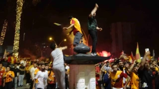 Adana Demirspor taraftarlar ile Galatasarayllar birbirine girdi