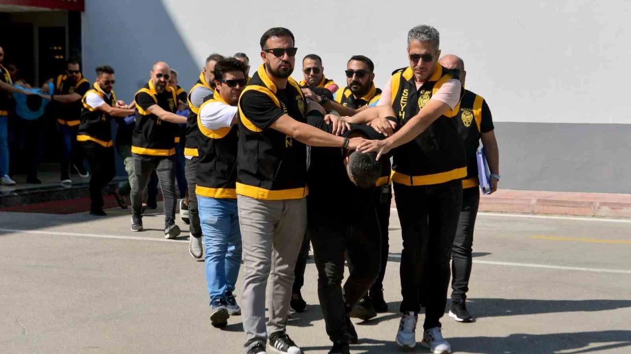 Adana'da hara�  operasyon: 12 silah ile 54 bin hap ele ge�irildi