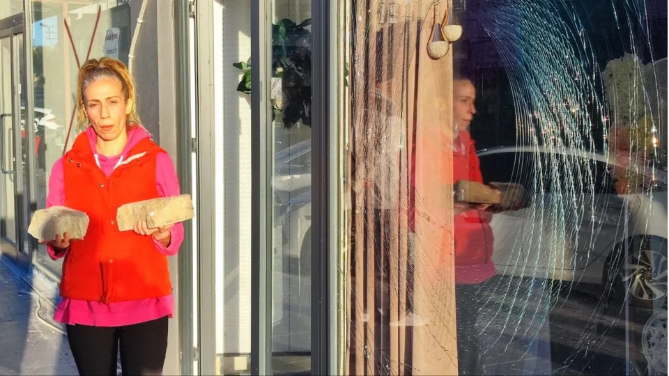 Adana'da iki k�z karde�in i�letti�i ofise ta�l� sald�r�