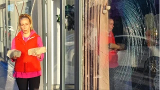 Adana'da iki kız kardeşin işlettiği ofise taşlı saldırı