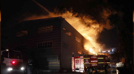 Adana'da korkutan fabrika yangını