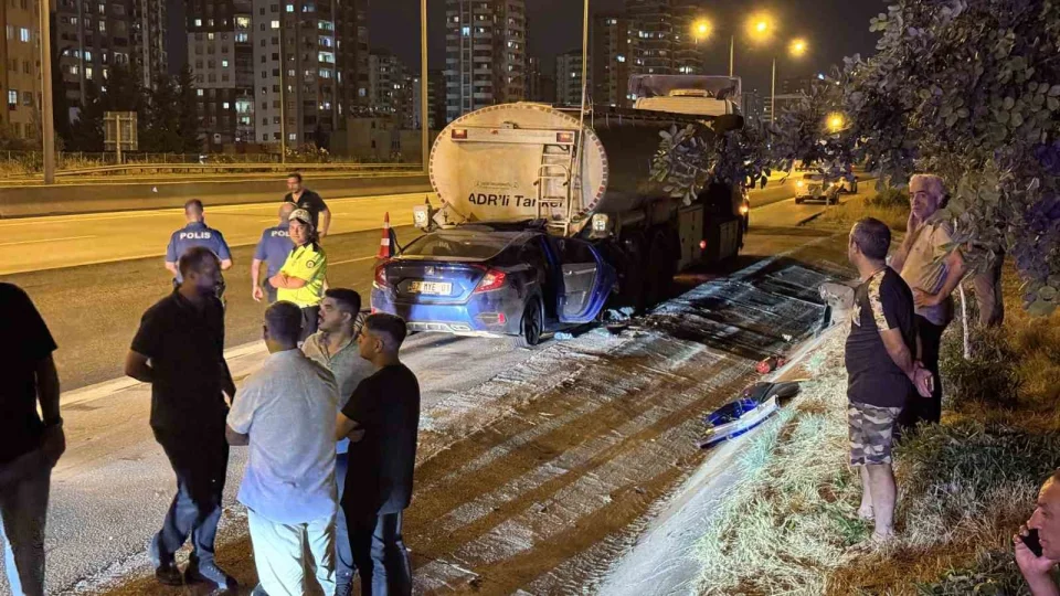 Adana'da otomobil t�ra �arpt�: 1 �l�, 2 yaral�