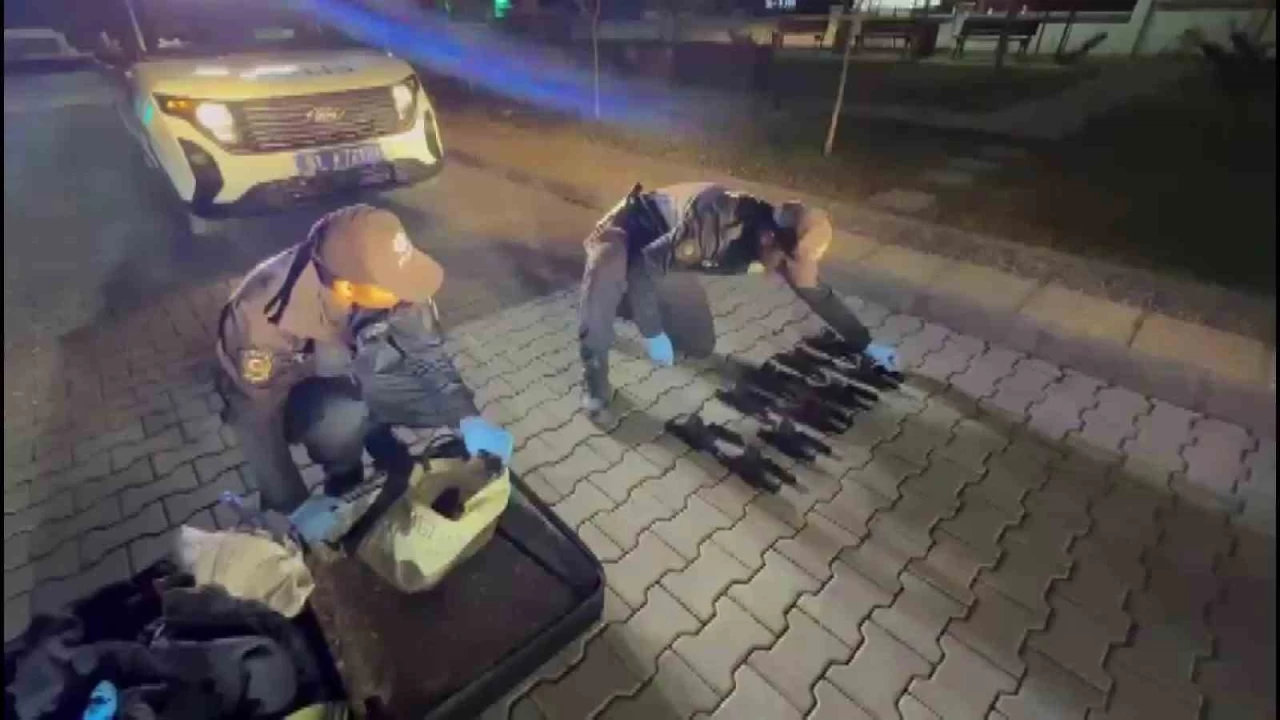 Adana'da yolcunun bavulundan 15 ruhsatsz tabanca kt