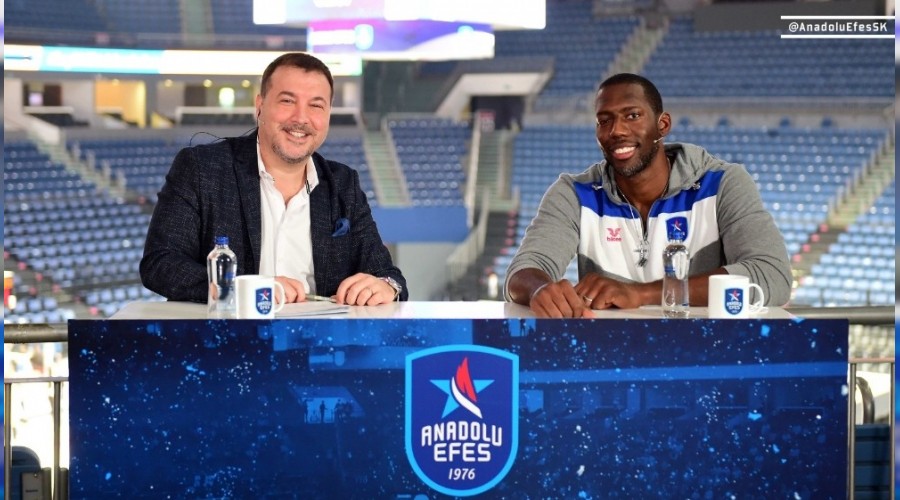 Ad� trib�nlere verildi