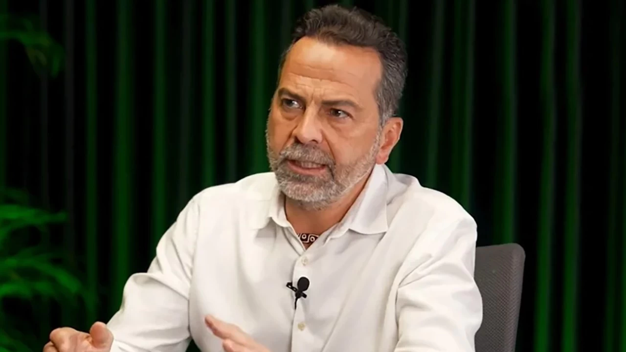 AKUT kurucusu Nasuh Mahruki, “Depremlerde ölmek takdir-i siyasi. Kış tatilinde ailelerin yok olması takdir-i ilahi değil, takdir-i siyasidir” dedi