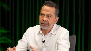 AKUT kurucusu Nasuh Mahruki, “Depremlerde ölmek takdir-i siyasi. Kış tatilinde ailelerin yok olması takdir-i ilahi değil, takdir-i siyasidir” dedi