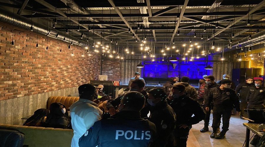 Afrikallar, Esenyurt'ta parti yapyor