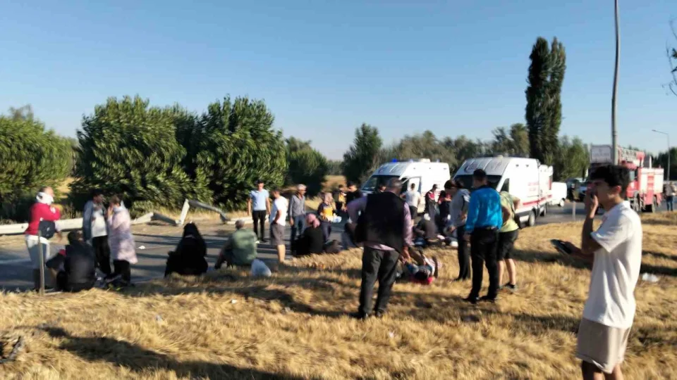 Afyon'da kontrolden ��kan yolcu otob�s� devrildi: Yaral�lar var