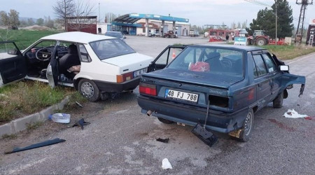 Afyonkarahisar'da iki otomobilin çarpıştı: 10 yaralı