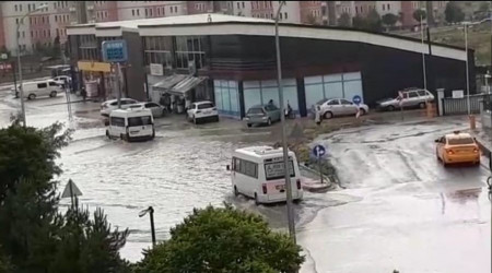Afyonkarahisar'da yağmur yolları göle çevirdi